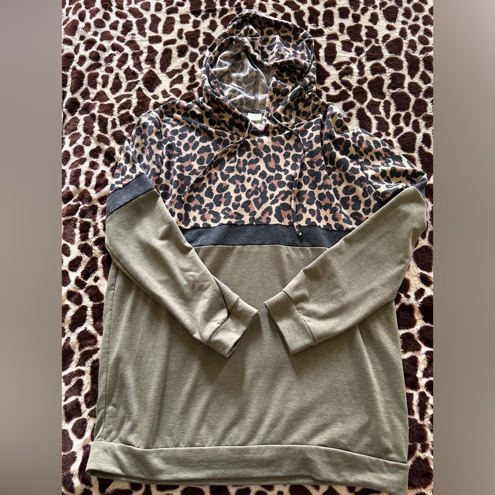 Adorable NWT size 3XL (bth fits more like a 2XL) pet/smoke free home.